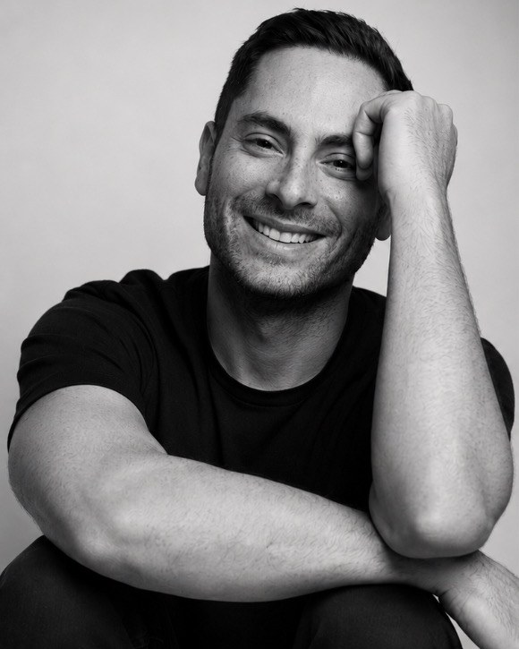 Black-and-white portrait of cake designer Gabriel Díaz